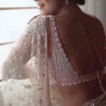 Sakshi Agarwal Instagram - When you know you truly deserve✨ . @theportraitstudio_tps @murugeshmakeup_hair @anupama_makeoverartistry @beingstyl @samyakkclothing @fineshinejewels @stylefiles_bydeepikareddy . #instareels #reelsinstagram #feelitreelit #sareelove #sakshiagarwal #trendingreels #trendingsongs #trendingnow #foryou Bangalore, India