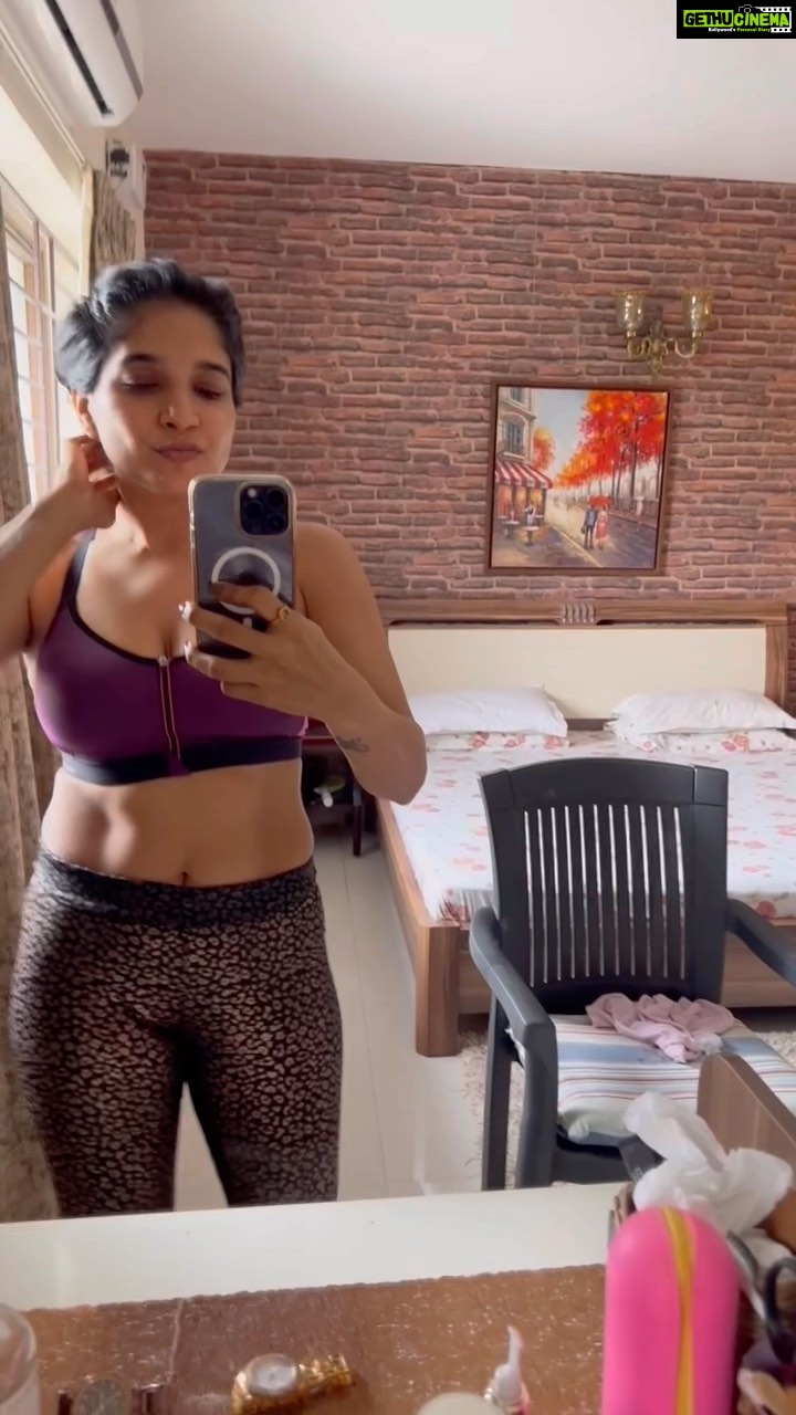 Sakshi Agarwal Instagram - Post workout -cooldown time pass🔥 . #instareels #reelsinstagram #transitionreels #funreels #workoutmotivation #workouttime #postworkoutselfie Chennai, India