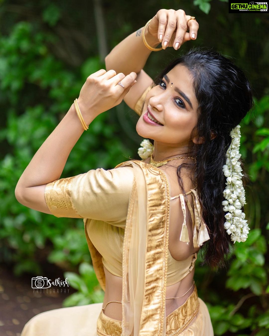 Sakshi Agarwal Instagram - Meet me in the middle of your story when the soul is worn but wise. . @sathish_photography49 @murugeshmakeup_hair @farhaa_makeupartist @adhiraboutique_pondy . #malayalamcinema #newlook #mallugirl #sakshiagarwal #goldenhalfsaree ❤️❤️ Chennai, India