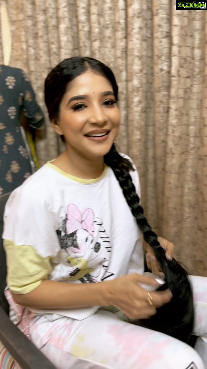 Sakshi Agarwal Instagram - Indru vinnilavil andha eera ninaivil Kandru thavippadhu oh manam Kalangi pulambugiren✨✨ . #instagramreels #feelitreelit #transitionreels #instagramtransition #transitionvideo #traditional #foryou #trendingreels #snehithane . @murugeshmakeup_hair Chennai, India