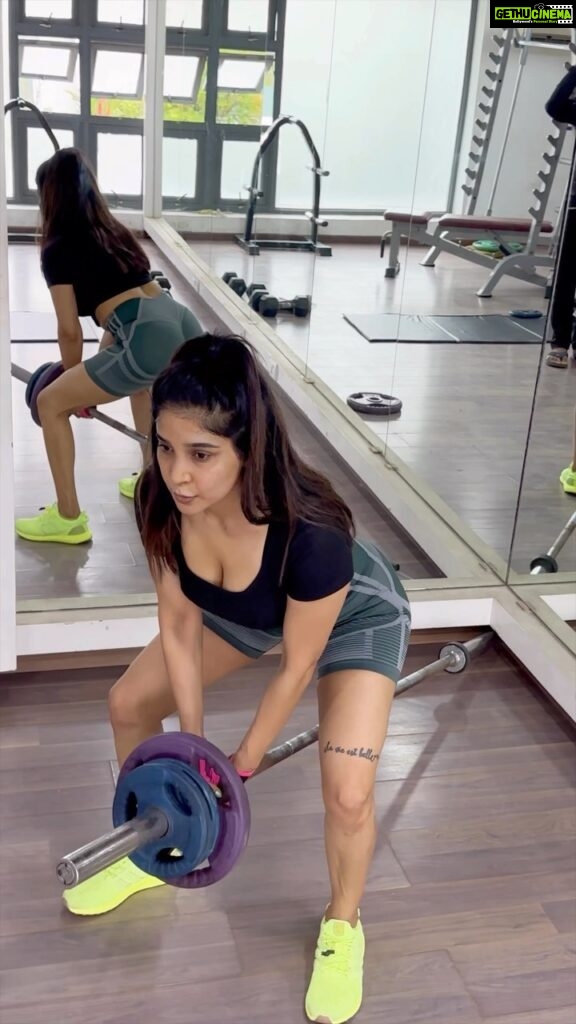 Sakshi Agarwal Instagram - Rain or no rain my fitness journey continues✨ . @naresh_20aesthetic No money can buy the feeling of “Feeling Strong”✨ Pure hard work, dedication and discipline is required✨💪 . #instareels #workoutreels #drifting #motivationreels #reelsinstagram #workoutroutine #glutes #backworkout #absworkout #trendingreels Chennai, India