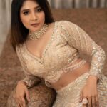 Sakshi Agarwal Instagram - Queen’in . Hmua: @murugeshmakeup_hair @farhaa_makeupartist Wardrobe : @samyakkclothing Accessories: @fineshinejewels Pic : @karthipalaniappan.photography . #lehenga #lehengalook #sakshiagarwal #instagood #instafashion #lifestyle #suntv Chennai, India