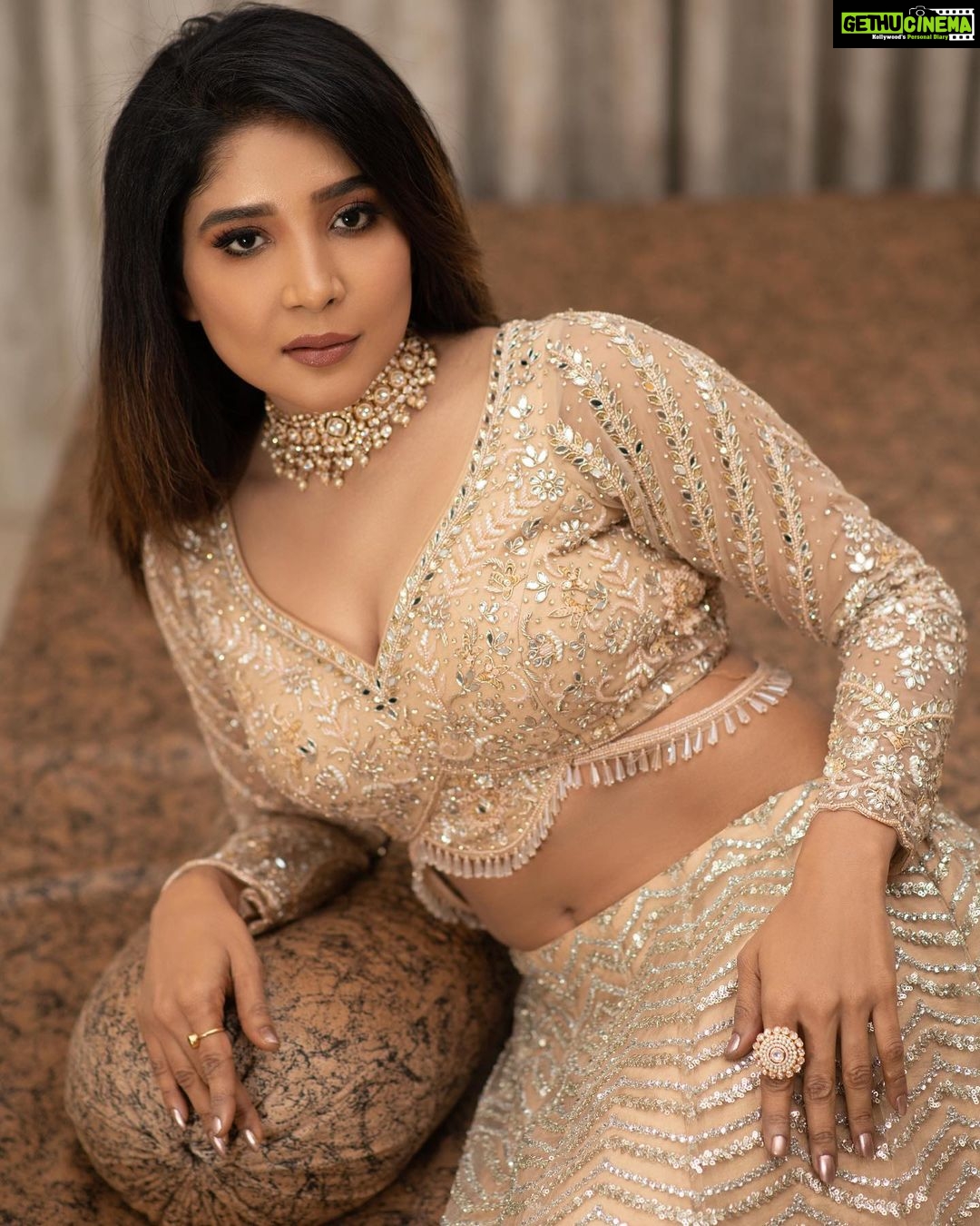 Sakshi Agarwal Instagram - Queen’in . Hmua: @murugeshmakeup_hair @farhaa_makeupartist Wardrobe : @samyakkclothing Accessories: @fineshinejewels Pic : @karthipalaniappan.photography . #lehenga #lehengalook #sakshiagarwal #instagood #instafashion #lifestyle #suntv Chennai, India