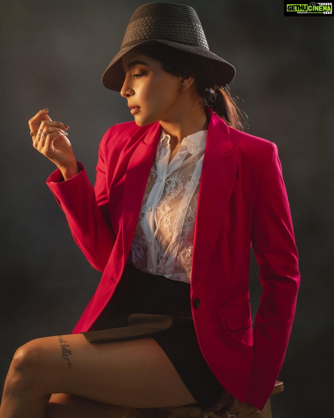 Sakshi Agarwal Instagram - Not just an ordinary girl, Uniqueness and class is my superpowerđź’• . Concept & Styling: @beingstyl Photography : @theportraitstudio_tps Makeup: @makeupreva Hairstyle: @_ramya_makeoverartistry_ . #sakshiagarwal #chic #style #beauty #lifestyle Chennai, India