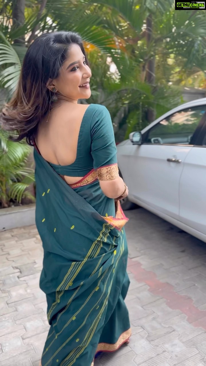 Sakshi Agarwal Instagram - Appreciate the many many hair flips in one photoshoot🥹🥹 . Yaaaaaaas- my job is tough but I love it💕 . #funreel #reelsinstagram #reelsvideo #count #hairflip #instagramreels #sakshiagarwal #greensaree