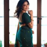 Sakshi Agarwal Instagram - Happy Sunday Morning Makkale😍 . @picartisan @murugeshmakeup_hair @shri_she . #traditional #greensaree #kollywood #sakshiagarwal #candidshot #sareelove