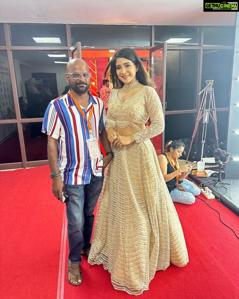 Sakshi Agarwal Instagram - So happy to be a part of the @suntv #sunkudumbavirudhugal as a chief guest. Thank you for the honor and I thoroughly enjoyed the event. Thank you @suryanfm_pro sir for the amazing gesture. . Thank you team @samyakkclothing @murugeshmakeup_hair @farhaa_makeupartist @fineshinejewels as usual for dolling me up❤️ . #suntv #sunkudumbamviruthugal #events #kollywood #chennai Chennai, India