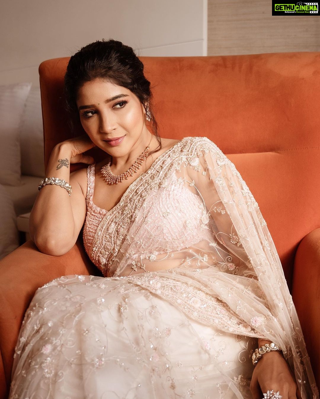 Sakshi Agarwal Instagram - Dream big Darling✨ . @theportraitstudio_tps @murugeshmakeup_hair @anupama_makeoverartistry @beingstyl @samyakkclothing @fineshinejewels @stylefiles_bydeepikareddy . #sakshiagarwal #princessvibes #kollywood #sandalwood #pretty Chennai, India