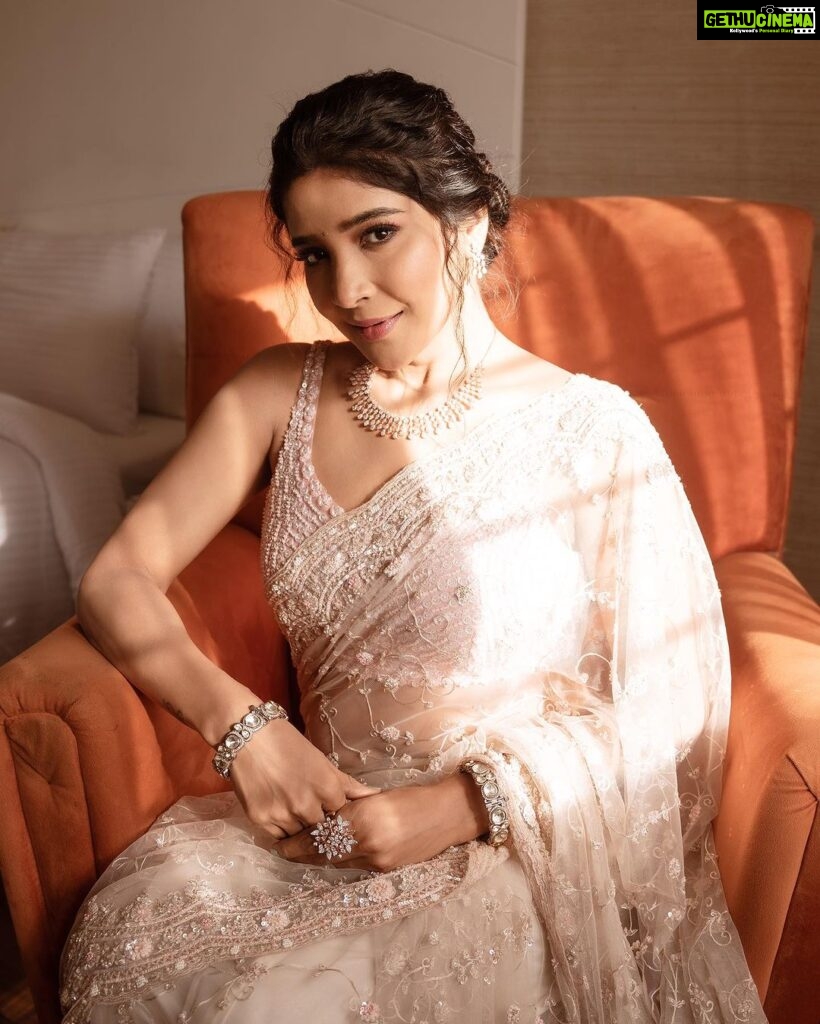 Sakshi Agarwal Instagram - Dream big Darling✨ . @theportraitstudio_tps @murugeshmakeup_hair @anupama_makeoverartistry @beingstyl @samyakkclothing @fineshinejewels @stylefiles_bydeepikareddy . #sakshiagarwal #princessvibes #kollywood #sandalwood #pretty Chennai, India