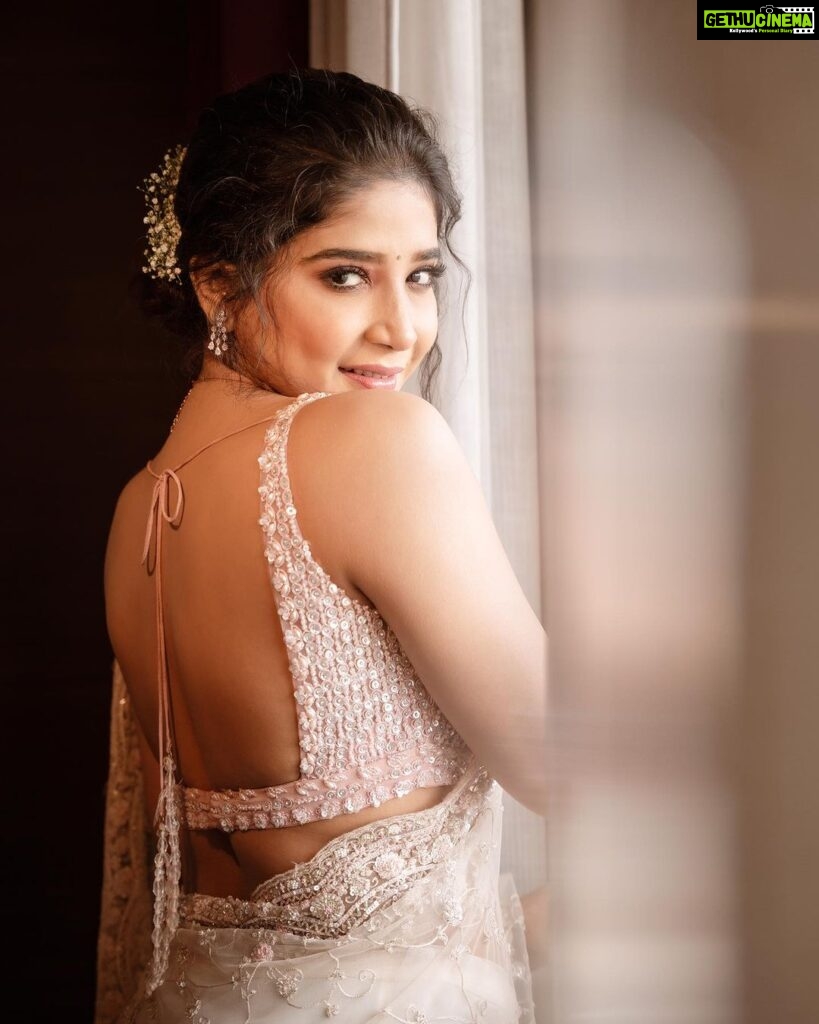 Sakshi Agarwal Instagram - Dream big Darling✨ . @theportraitstudio_tps @murugeshmakeup_hair @anupama_makeoverartistry @beingstyl @samyakkclothing @fineshinejewels @stylefiles_bydeepikareddy . #sakshiagarwal #princessvibes #kollywood #sandalwood #pretty Chennai, India