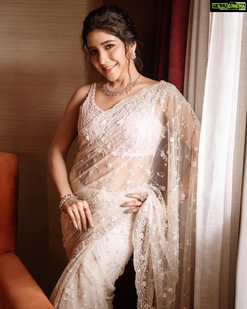 Sakshi Agarwal Instagram - Dream big Darling✨ . @theportraitstudio_tps @murugeshmakeup_hair @anupama_makeoverartistry @beingstyl @samyakkclothing @fineshinejewels @stylefiles_bydeepikareddy . #sakshiagarwal #princessvibes #kollywood #sandalwood #pretty Chennai, India