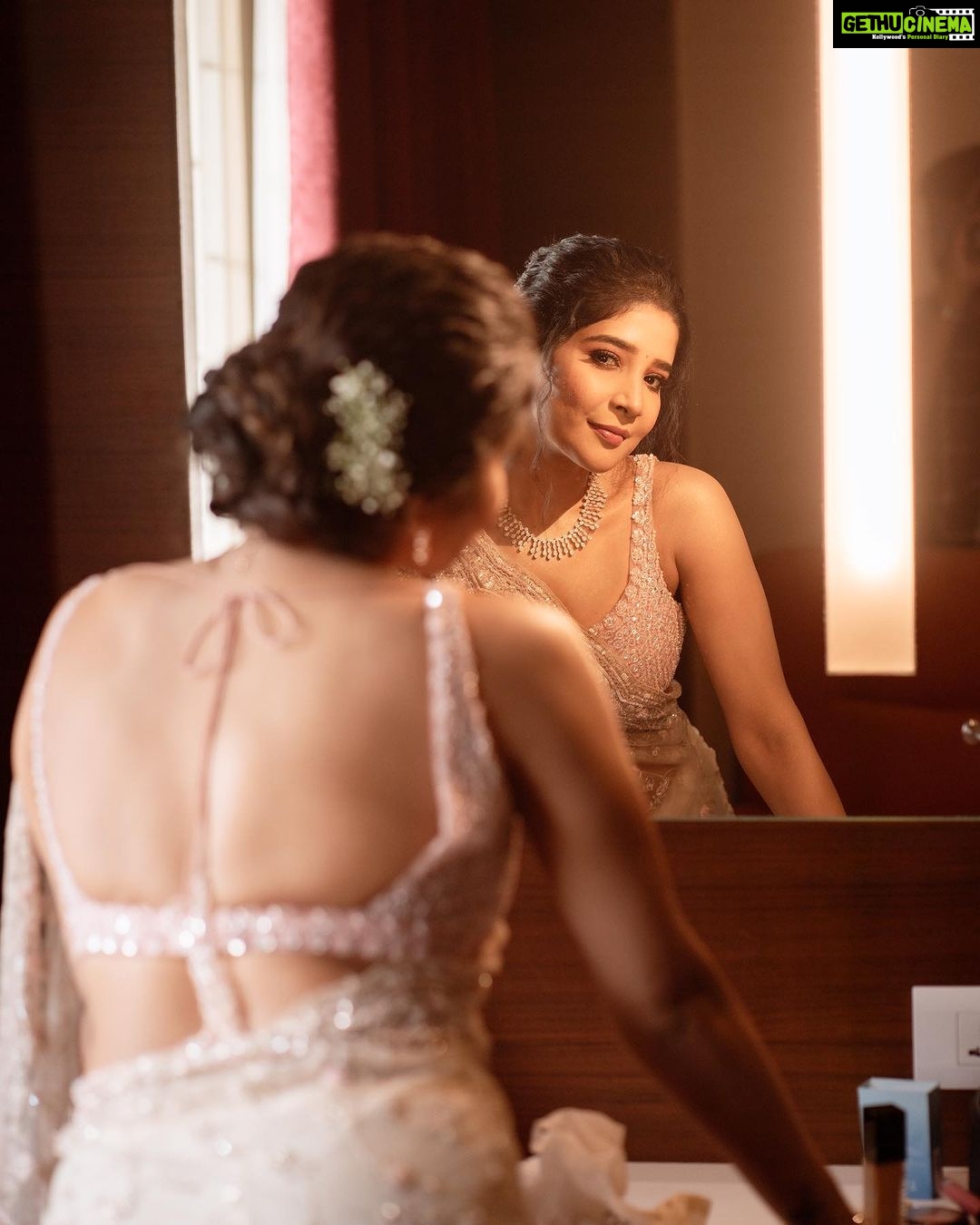 Sakshi Agarwal Instagram - Made of Stardust and Magical things✨ . @theportraitstudio_tps @murugeshmakeup_hair @anupama_makeoverartistry @beingstyl @samyakkclothing @fineshinejewels @stylefiles_bydeepikareddy . #sakshiagarwal #princessvibes #kollywood #sandalwood #pretty Chennai, India