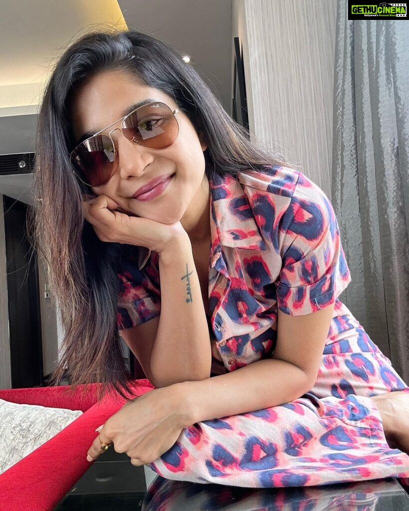 Sakshi Agarwal Instagram - Lazing by the window on a chill Monday morning in Bangalore was the perfect getaway I needed . Back to work mode tomorrow onwards❤️ #chillvibes #banglore #weekendgetaway #workmodeactivated #muchneededbreak Bangalore City