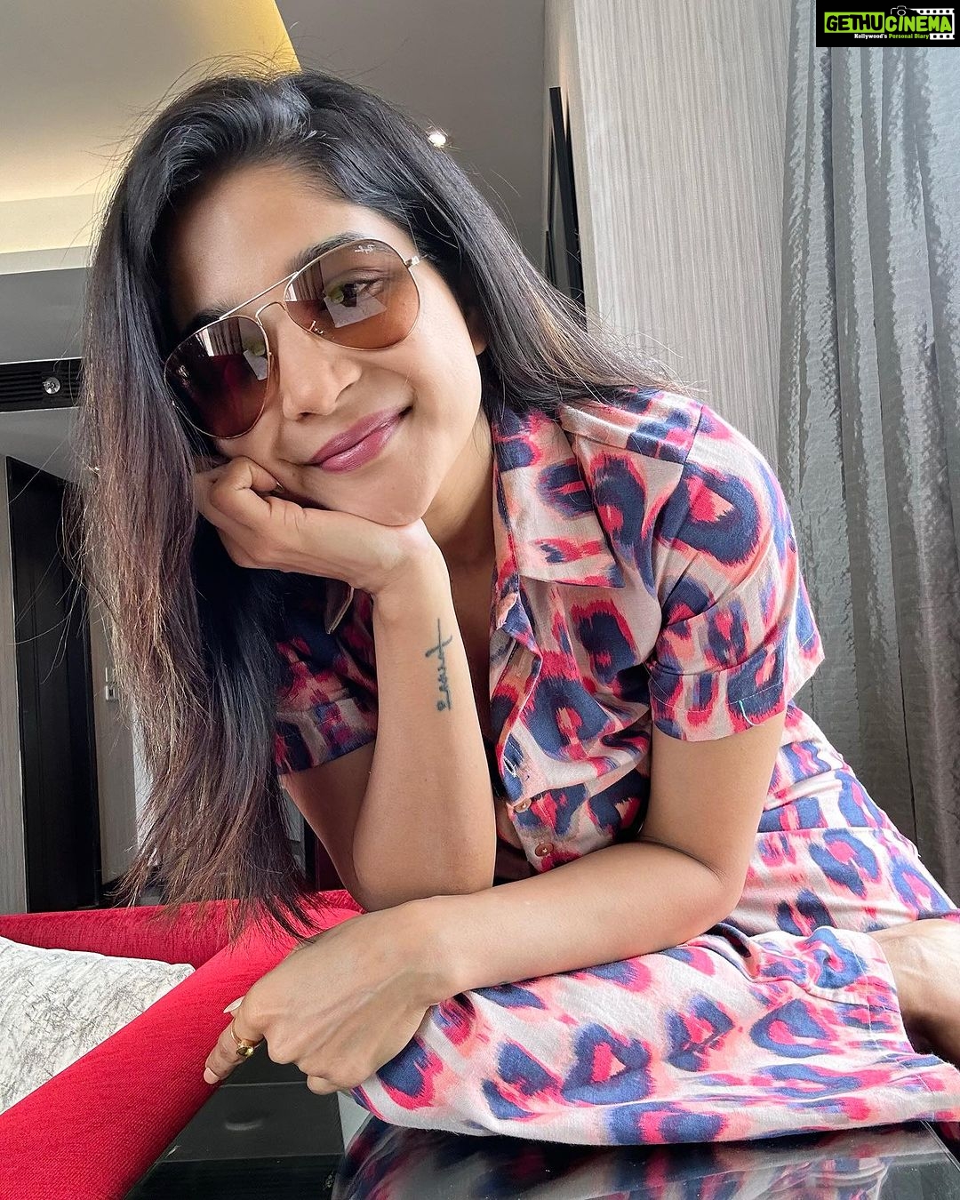 Sakshi Agarwal Instagram - Lazing by the window on a chill Monday morning in Bangalore was the perfect getaway I needed . Back to work mode tomorrow onwards❤️ #chillvibes #banglore #weekendgetaway #workmodeactivated #muchneededbreak Bangalore City