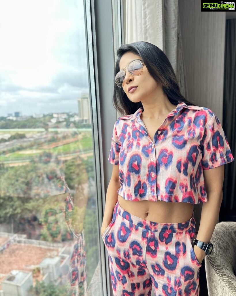 Sakshi Agarwal Instagram - Lazing by the window on a chill Monday morning in Bangalore was the perfect getaway I needed . Back to work mode tomorrow onwards❤️ #chillvibes #banglore #weekendgetaway #workmodeactivated #muchneededbreak Bangalore City