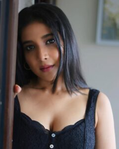 Sakshi Agarwal Instagram - Life isn’t perfect But your outfit can be😜 . @sat_narain Chennai, India