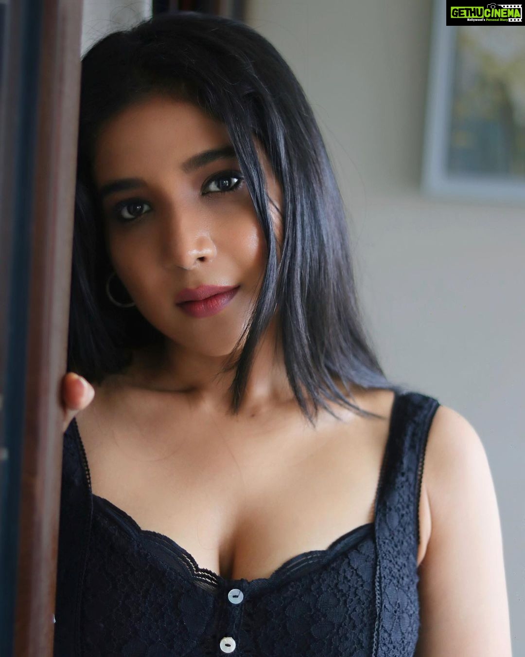 Sakshi Agarwal Instagram - Life isn’t perfect But your outfit can be😜 . @sat_narain Chennai, India