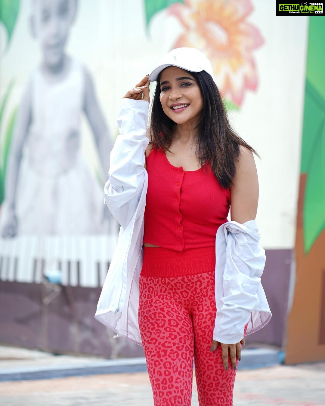 Sakshi Agarwal Instagram - Style is a way to say who you are without having to speak✨ . @sathish_photography49 . #streetstyle #candid #casualstyle #casuallook #vibing #sportswear #sakshiagarwal Chennai, India