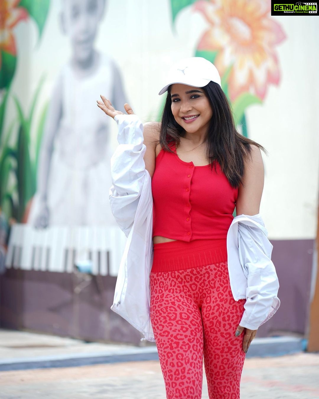 Sakshi Agarwal Instagram - Style is a way to say who you are without having to speak✨ . @sathish_photography49 . #streetstyle #candid #casualstyle #casuallook #vibing #sportswear #sakshiagarwal Chennai, India