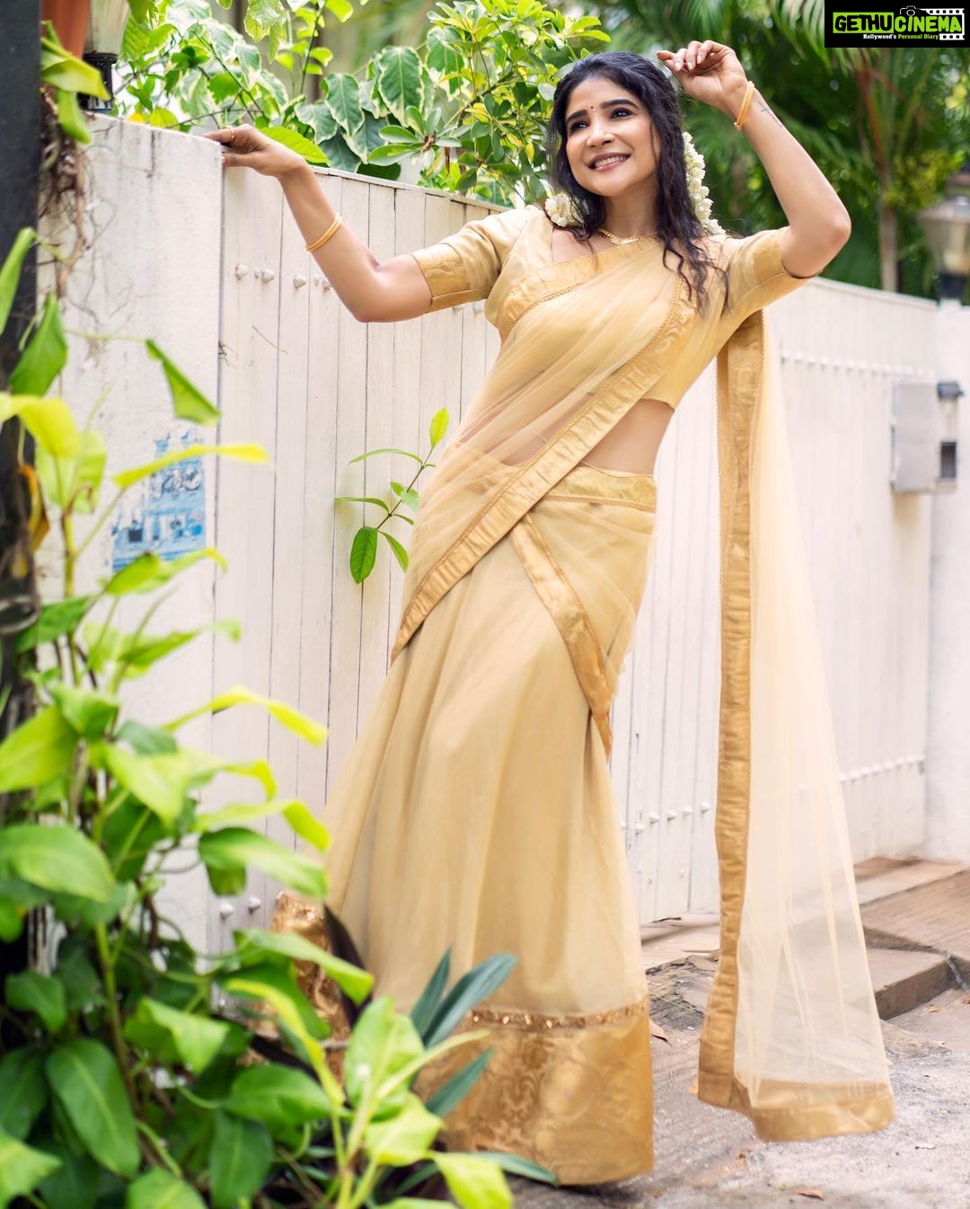 Sakshi Agarwal Instagram - She dreamed improbable dreams Followed her heart and Created her own little fairy tale✨ . @sathish_photography49 @murugeshmakeup_hair @farhaa_makeupartist @adhiraboutique_pondy . #malayalamcinema #newlook #mallugirl #sakshiagarwal #goldenhalfsaree Chennai, India