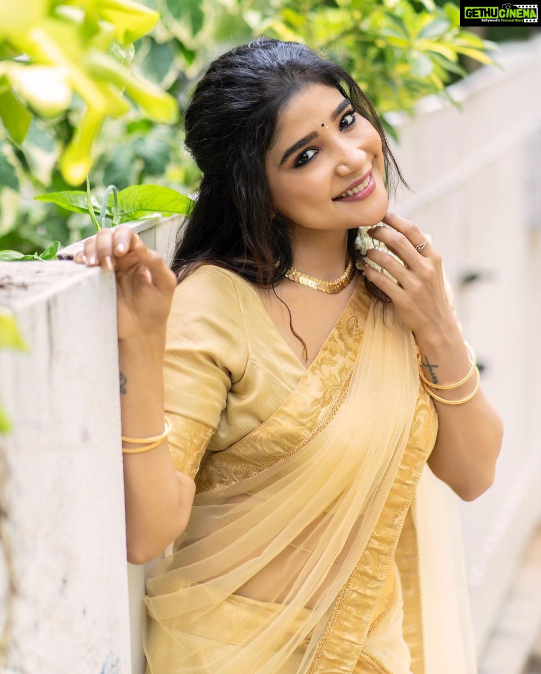 Sakshi Agarwal Instagram - She dreamed improbable dreams Followed her heart and Created her own little fairy tale✨ . @sathish_photography49 @murugeshmakeup_hair @farhaa_makeupartist @adhiraboutique_pondy . #malayalamcinema #newlook #mallugirl #sakshiagarwal #goldenhalfsaree Chennai, India