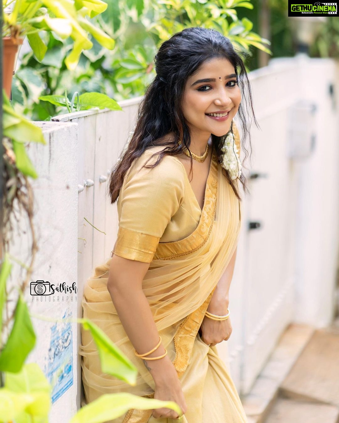 Sakshi Agarwal Instagram - She dreamed improbable dreams Followed her heart and Created her own little fairy tale✨ . @sathish_photography49 @murugeshmakeup_hair @farhaa_makeupartist @adhiraboutique_pondy . #malayalamcinema #newlook #mallugirl #sakshiagarwal #goldenhalfsaree Chennai, India