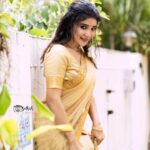 Sakshi Agarwal Instagram - She dreamed improbable dreams Followed her heart and Created her own little fairy tale✨ . @sathish_photography49 @murugeshmakeup_hair @farhaa_makeupartist @adhiraboutique_pondy . #malayalamcinema #newlook #mallugirl #sakshiagarwal #goldenhalfsaree Chennai, India