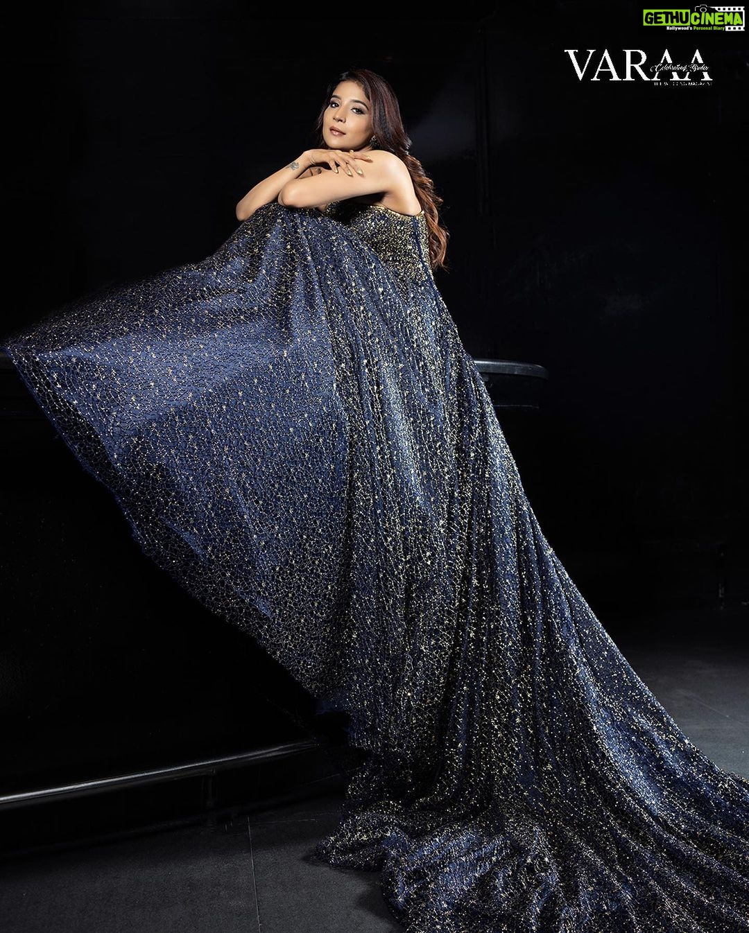 Sakshi Agarwal Instagram - Another dump from this series🔥 . @shotbyluckymalhotra @princephinehas25 @varaabyskmagazine @itsmesangeethakailash . #gown #glitterdress #ballroomdress #glittergloss #prettygirls Chennai, India
