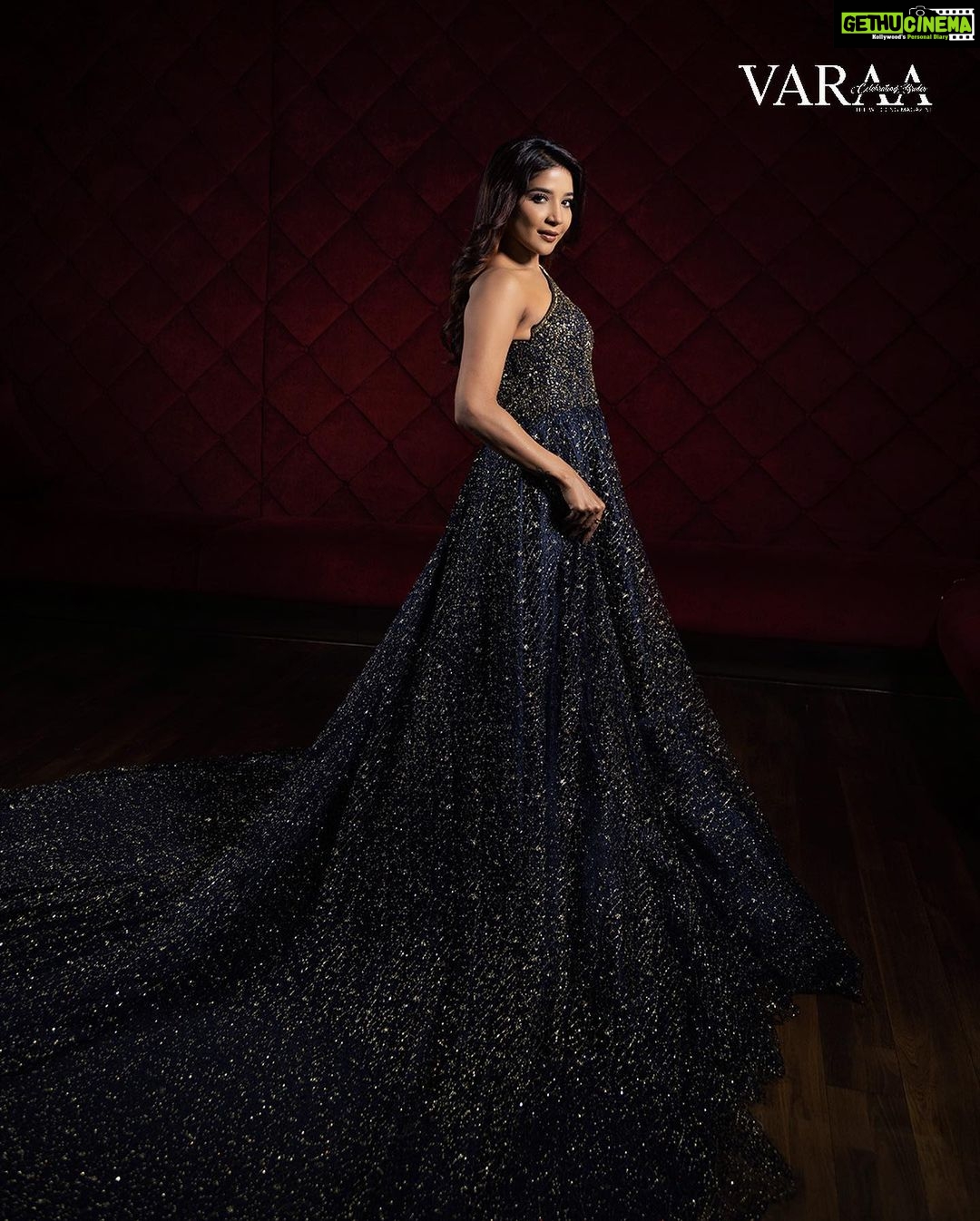 Sakshi Agarwal Instagram - Another dump from this series🔥 . @shotbyluckymalhotra @princephinehas25 @varaabyskmagazine @itsmesangeethakailash . #gown #glitterdress #ballroomdress #glittergloss #prettygirls Chennai, India