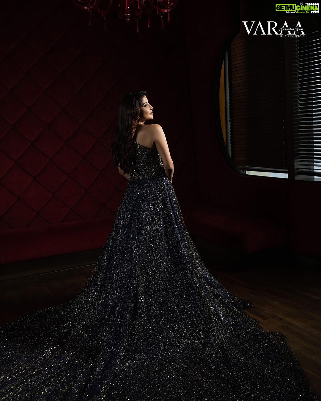 Sakshi Agarwal Instagram - Another dump from this series🔥 . @shotbyluckymalhotra @princephinehas25 @varaabyskmagazine @itsmesangeethakailash . #gown #glitterdress #ballroomdress #glittergloss #prettygirls Chennai, India