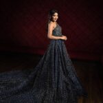 Sakshi Agarwal Instagram - Another dump from this series🔥 . @shotbyluckymalhotra @princephinehas25 @varaabyskmagazine @itsmesangeethakailash . #gown #glitterdress #ballroomdress #glittergloss #prettygirls Chennai, India
