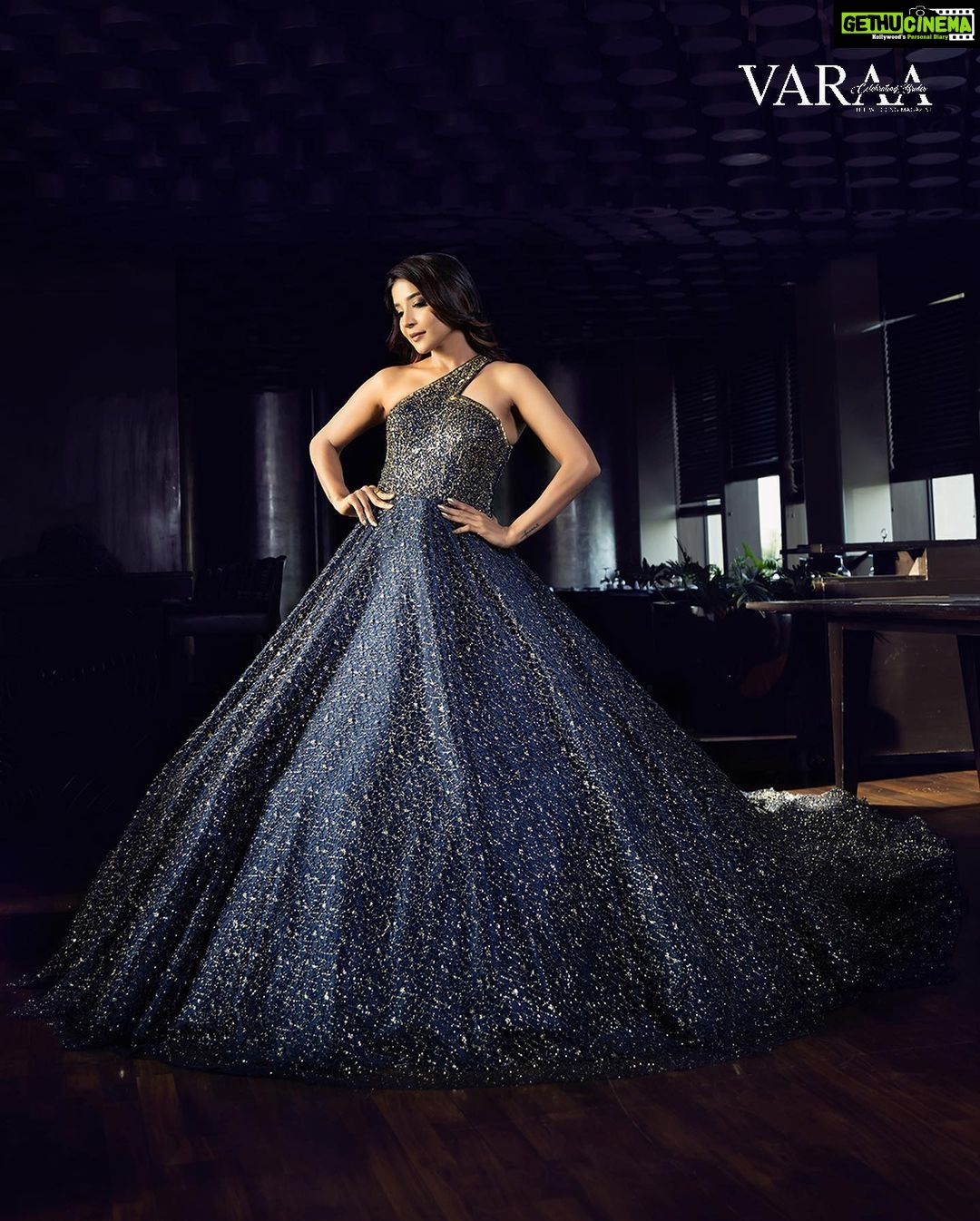 Sakshi Agarwal Instagram - Classy and fabulous✨ . #shoot for #varaa #magazine . @shotbyluckymalhotra @princephinehas25 @varaabyskmagazine @itsmesangeethakailash . #gown #glitterdress #ballroomdress #glittergloss #prettygirls Lalit Ashok Hotel, Bangalore