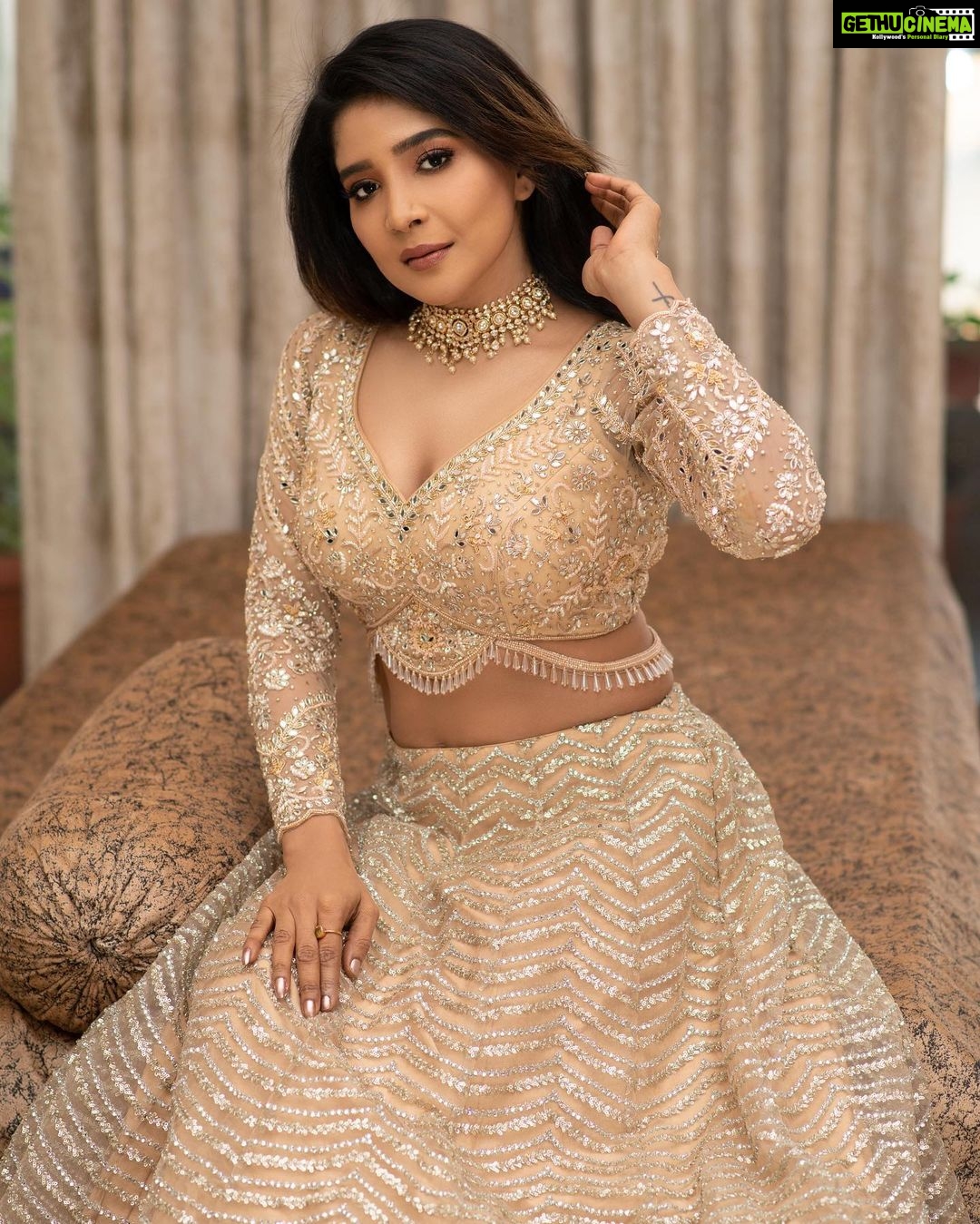 Sakshi Agarwal Instagram - Queen’in . Hmua: @murugeshmakeup_hair @farhaa_makeupartist Wardrobe : @samyakkclothing Accessories: @fineshinejewels Pic : @karthipalaniappan.photography . #lehenga #lehengalook #sakshiagarwal #instagood #instafashion #lifestyle #suntv Chennai, India
