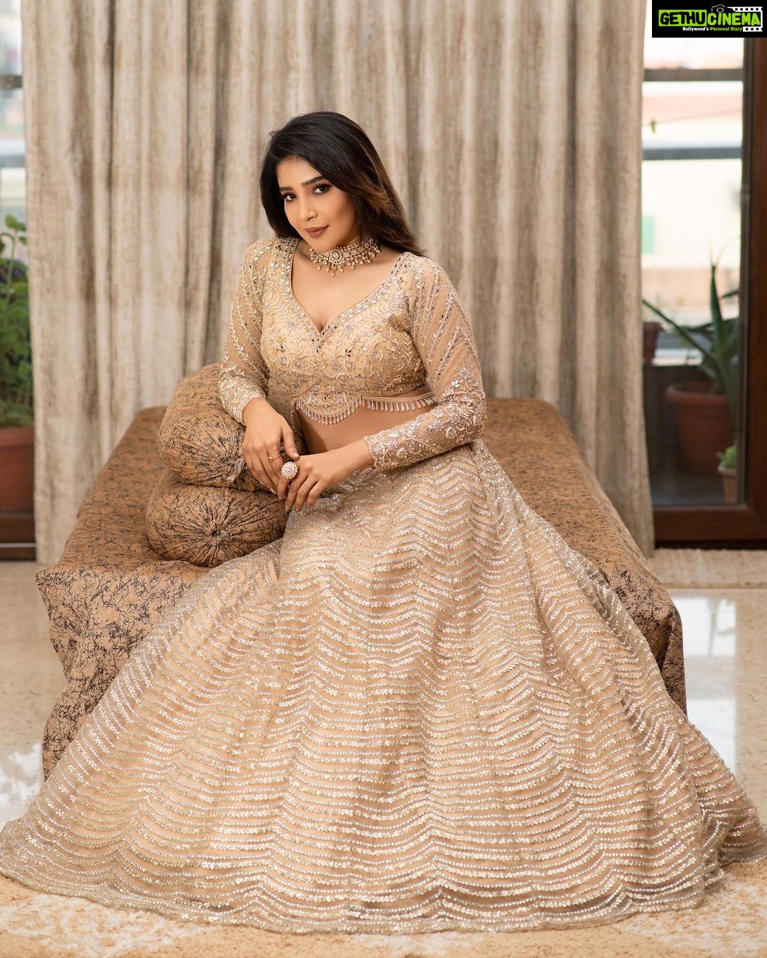 Sakshi Agarwal Instagram - Queen’in . Hmua: @murugeshmakeup_hair @farhaa_makeupartist Wardrobe : @samyakkclothing Accessories: @fineshinejewels Pic : @karthipalaniappan.photography . #lehenga #lehengalook #sakshiagarwal #instagood #instafashion #lifestyle #suntv Chennai, India