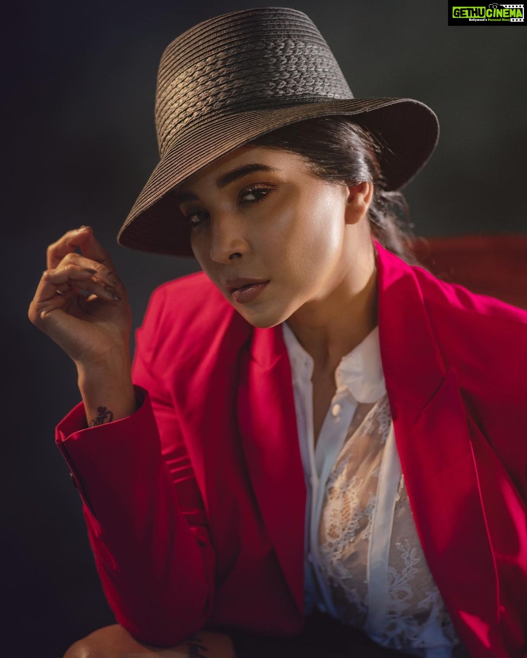 Sakshi Agarwal Instagram - Not just an ordinary girl, Uniqueness and class is my superpowerđź’• . Concept & Styling: @beingstyl Photography : @theportraitstudio_tps Makeup: @makeupreva Hairstyle: @_ramya_makeoverartistry_ . #sakshiagarwal #chic #style #beauty #lifestyle Chennai, India