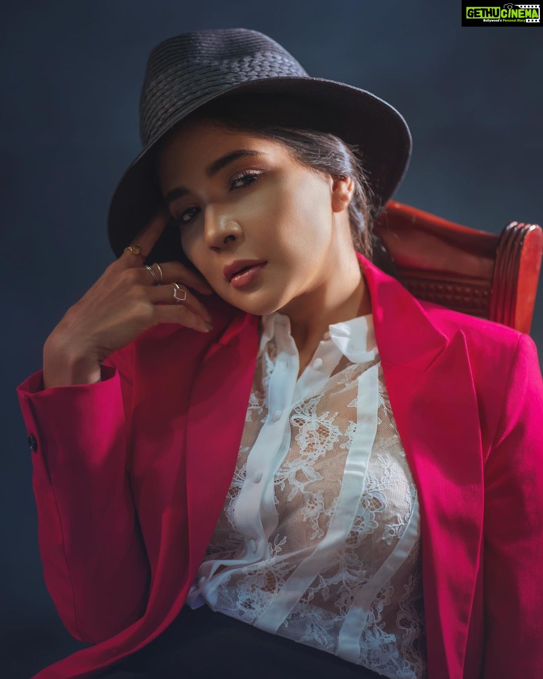 Sakshi Agarwal Instagram - Not just an ordinary girl, Uniqueness and class is my superpowerđź’• . Concept & Styling: @beingstyl Photography : @theportraitstudio_tps Makeup: @makeupreva Hairstyle: @_ramya_makeoverartistry_ . #sakshiagarwal #chic #style #beauty #lifestyle Chennai, India