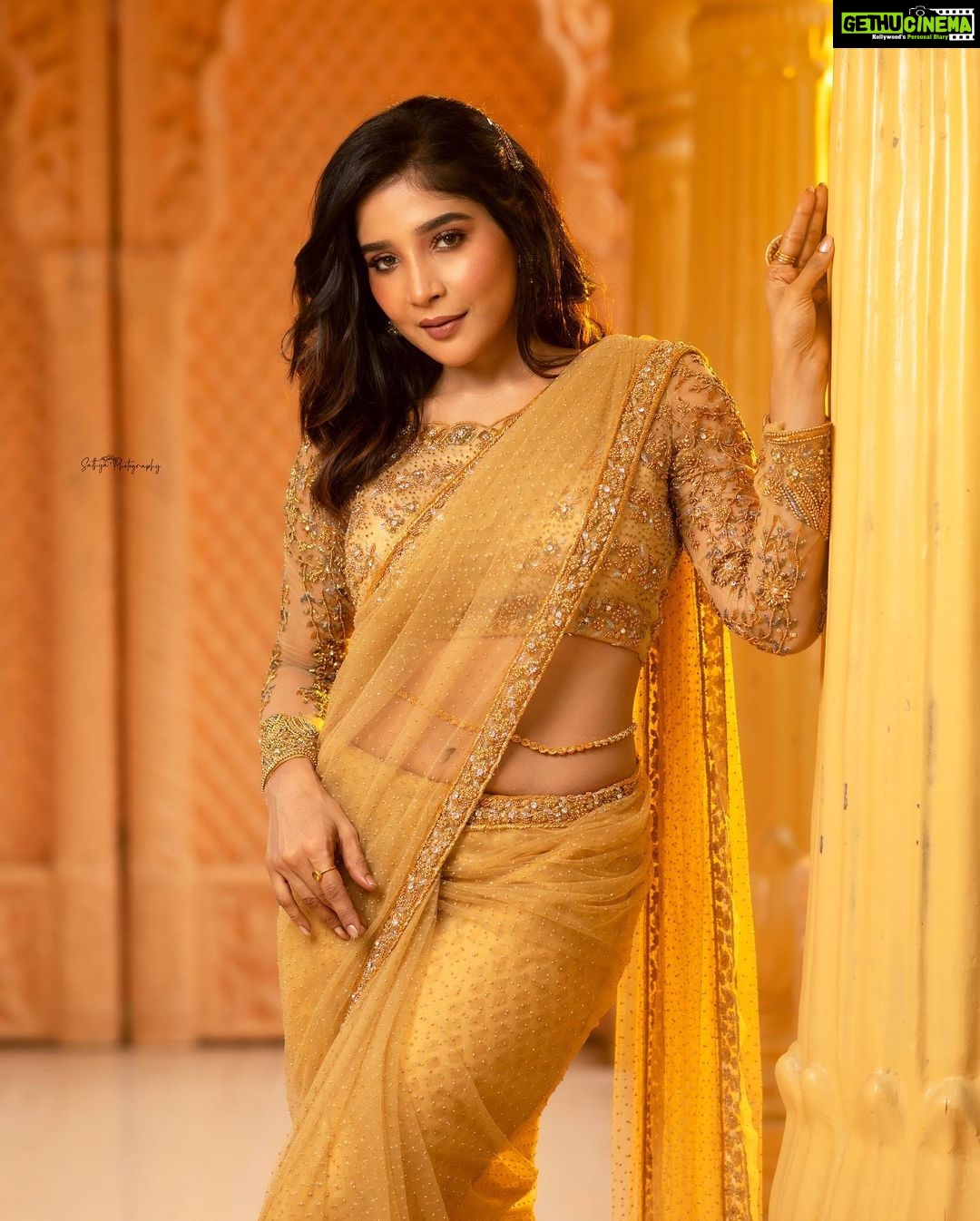 Sakshi Agarwal Instagram - I know you want to copy every single thing I do, I dont care…🤣 You will always be one step behind me😜 . Wardrobe : @mayon_by_subhathracouture Photography: @sathyaphotography Makeup : @murugeshmakeup_hair Location : @elementsoneastcoast Jewellery : @fineshinejewels Draping : @angelsmakeupandhair_medavakkam . #goldensaree #rambhaurvashimenaka #goldenskin #goldenhour #goldisforever #sakshiagarwal #kollywood #goldenlove Chennai, India
