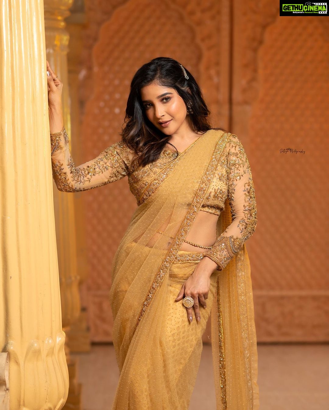 Sakshi Agarwal Instagram - I know you want to copy every single thing I do, I dont care…🤣 You will always be one step behind me😜 . Wardrobe : @mayon_by_subhathracouture Photography: @sathyaphotography Makeup : @murugeshmakeup_hair Location : @elementsoneastcoast Jewellery : @fineshinejewels Draping : @angelsmakeupandhair_medavakkam . #goldensaree #rambhaurvashimenaka #goldenskin #goldenhour #goldisforever #sakshiagarwal #kollywood #goldenlove Chennai, India