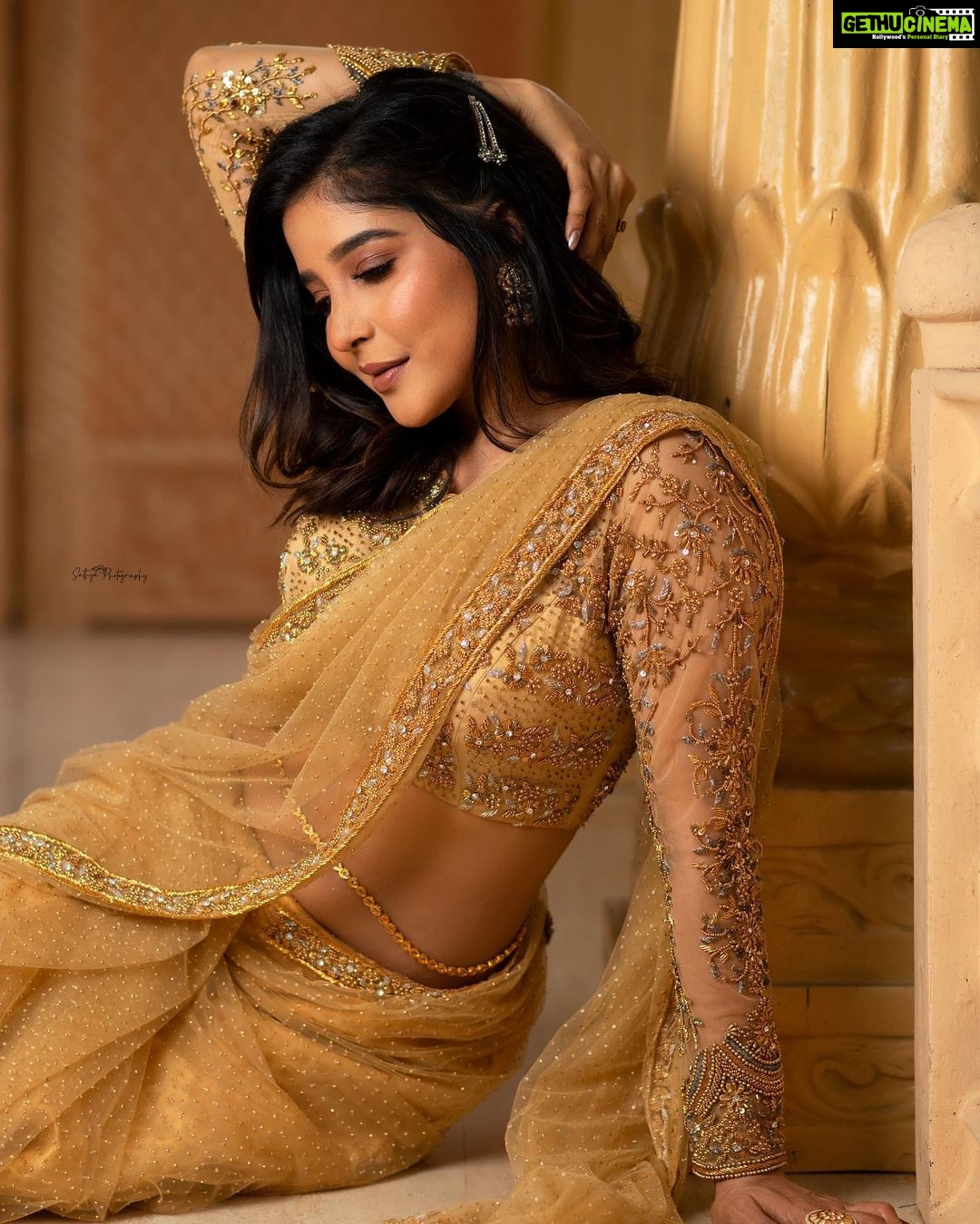 Sakshi Agarwal Instagram - ✨Let your inside out be like Gold✨ . Costume : @mayon_by_subhathracouture Photography: @sathyaphotography Makeup : @murugeshmakeup_hair Location : elementsoneastcoast Jewellery : @fineshinejewels Draping : @angelsmakeupandhair_medavakkam . #goldensaree #rambhaurvashimenaka #goldenskin #goldenhour #goldisforever #sakshiagarwal #kollywood #goldenlove Chennai, India
