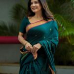 Sakshi Agarwal Instagram - Happy Sunday Morning Makkale😍 . @picartisan @murugeshmakeup_hair @shri_she . #traditional #greensaree #kollywood #sakshiagarwal #candidshot #sareelove