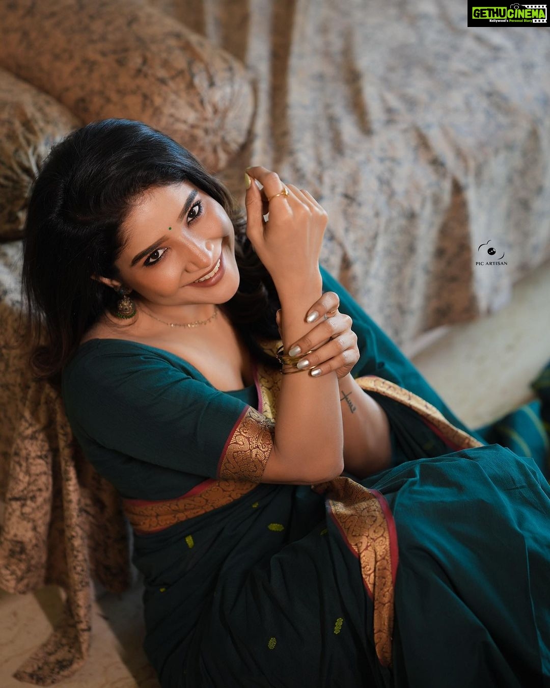 Sakshi Agarwal Instagram - Sorry guys, Last few days have been very hectic shooting for my new web series- thats why couldn’t post . This one is for you to tell you how much I LOVE YOU. -details coming very soon🤗 . @picartisan @murugeshmakeup_hair @shri_she Chennai, India