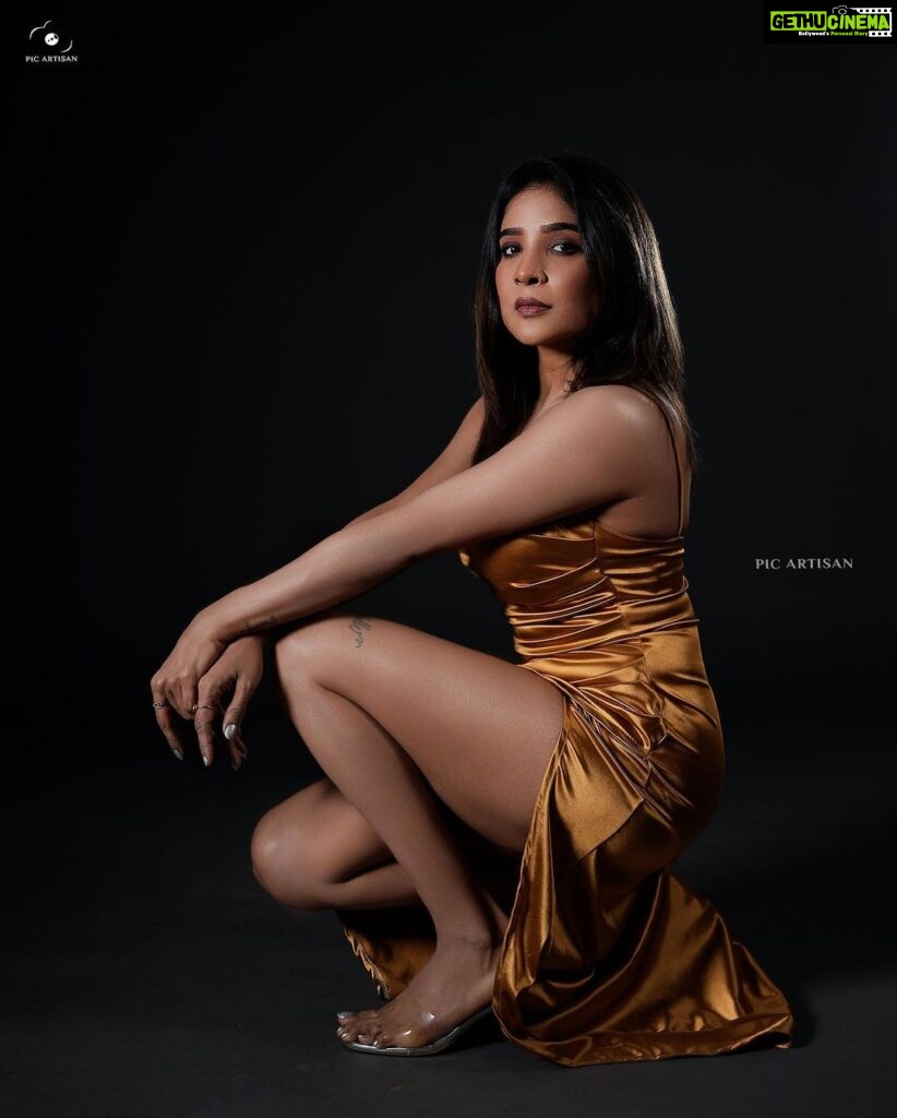 Sakshi Agarwal Instagram - I make my own CROWN I rule my own Kingdom✨ . Pic: @picartisan Hmua: @murugeshmakeup_hair @farhaa_makeupartist Styling : @samikshx . #goldengirl #goldgown #sassygirl #sakshiagarwal Chennai, India