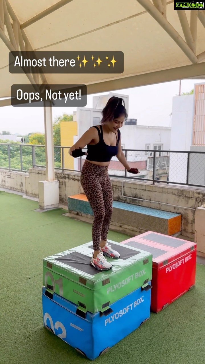 Sakshi Agarwal Instagram - Never giving up! Whatever your goal maybe- It may take time, lot of effort, sweat , blood but with discipline and consistency - You will get there! As they rightly say “No Gain without Pain”❤️ . @naresh_20aesthetic #jumpsquats #reelsinstagram #workoutreels #fitnessmotivation #sakshiagarwal #mondaymotivation #fitnessreels #foryou #motivationalvideos #wellness #fitnesslife Chennai, India