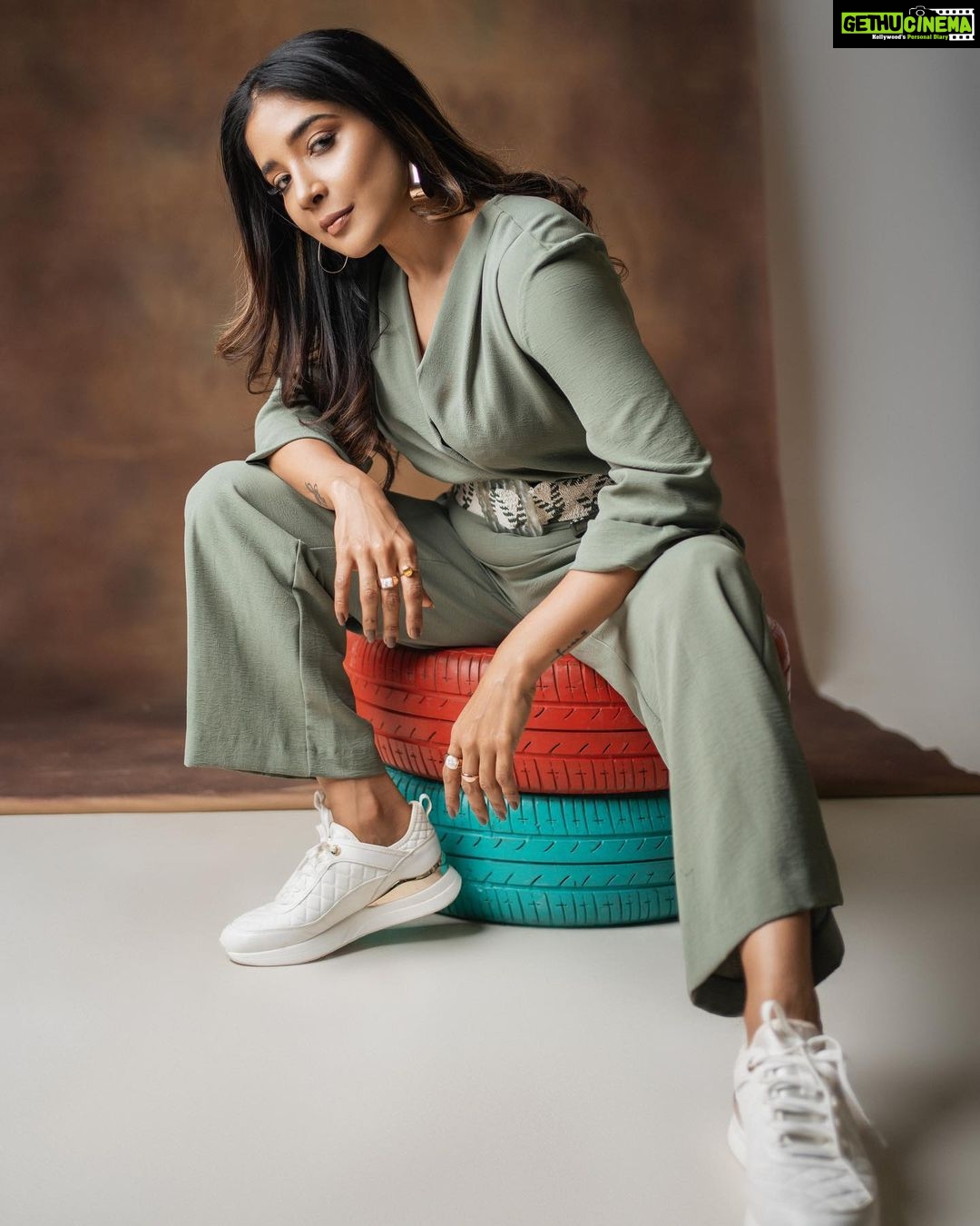 Sakshi Agarwal Instagram - Make it Simple, but Significant✨ . Concept & Styling: @beingstyl Photography : @theportraitstudio_tps Makeup: @makeupreva Hairstyle: @_ramya_makeoverartistry_ . #streetstyle #jumpsuit #basic #happyskin #happymoment Chennai, India