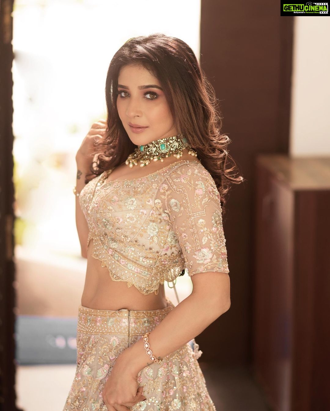 Sakshi Agarwal Instagram - Pretty is an accident of nature✨ Elegant is self- created work of art✨ . Mua n hair @murugeshmakeup_hair Outfit by @malgudi_designs Jewellery @vivahbridalcollections PC @sathyaphotography3 . #lehenga #goldengirl #goldisbold #sakshiagarwal #beautyredefined #gracefulbeauty #foryou #kollywood #actresslife #goldenhourportraits Chennai, India