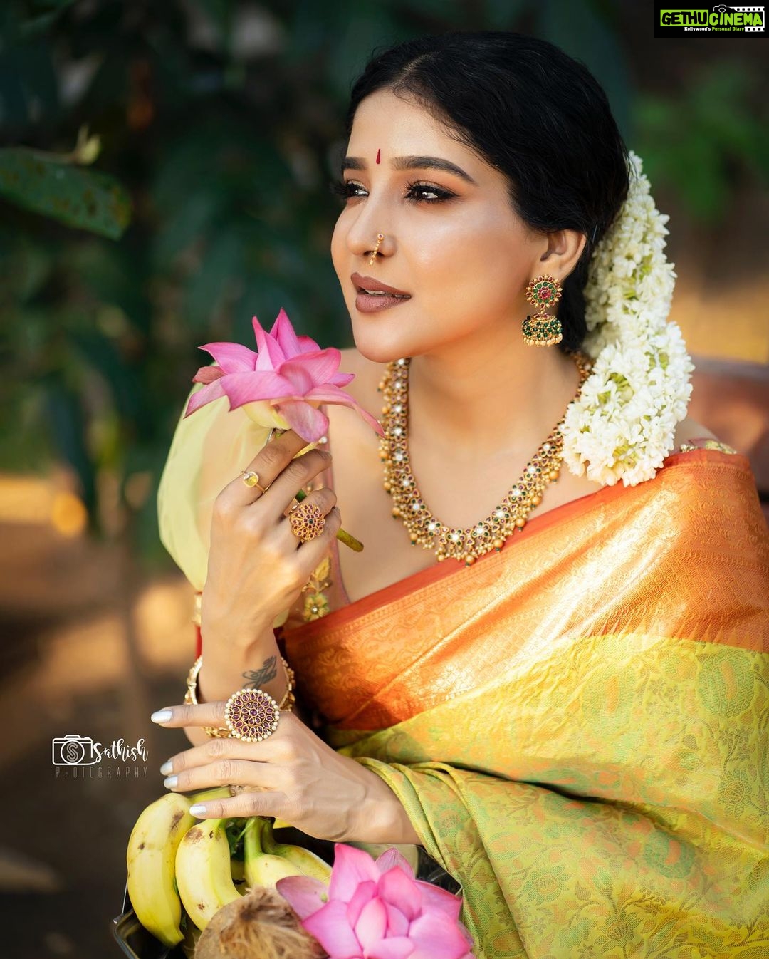 Sakshi Agarwal Instagram - 💕Bloom💕 . @sathish_photography49 @murugeshmakeup_hair @shri_she @chennai_jazz . #flowers🌸 #traditionalwear #saree #sakshiagarwal #mallipoo Chennai, India