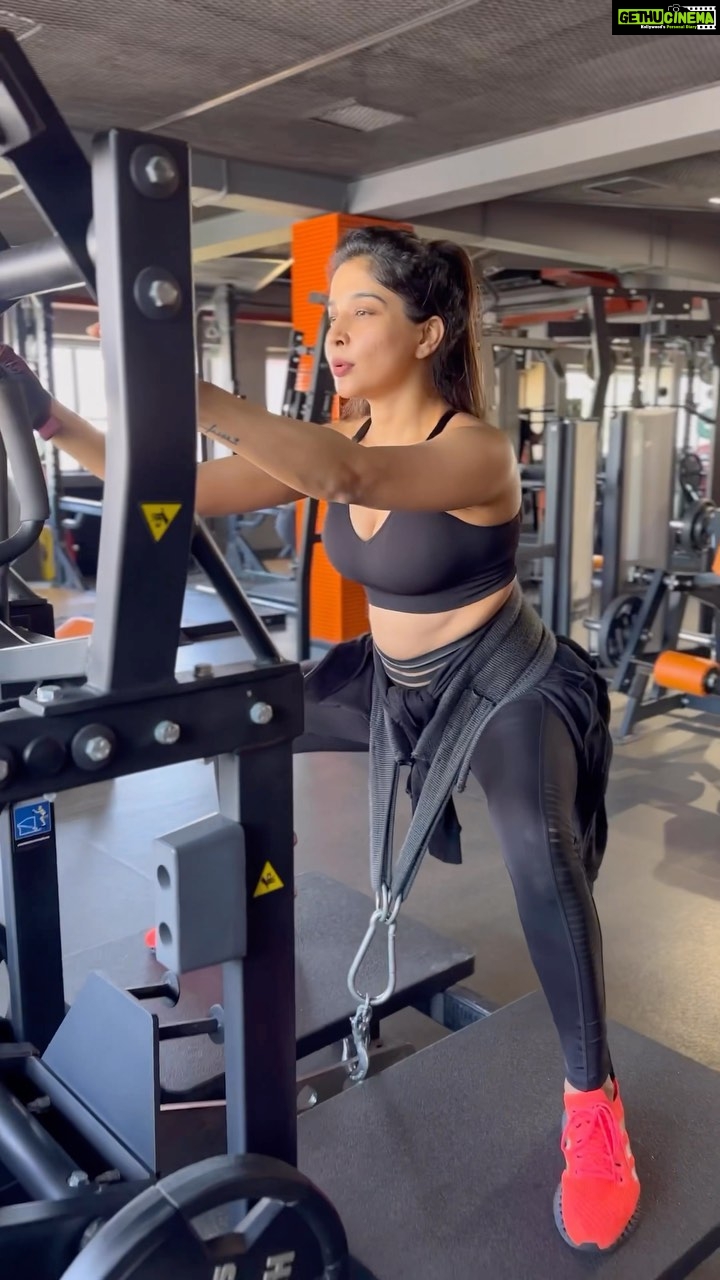 Sakshi Agarwal Instagram - Its normal to bloat on certain days - That doesn’t stop me from achieving my workout goal for the day😊 . Tried a new workout today- Belt squat✨ . Fitness for me- is for my mental happiness and not to achieve some insane size zero goals🔥 . #fitnessgirl #fitnessaddict #workoutgoals #trendingreels #trendingsongs #trendingaudio #foryou #fitnessjourney Chennai, India