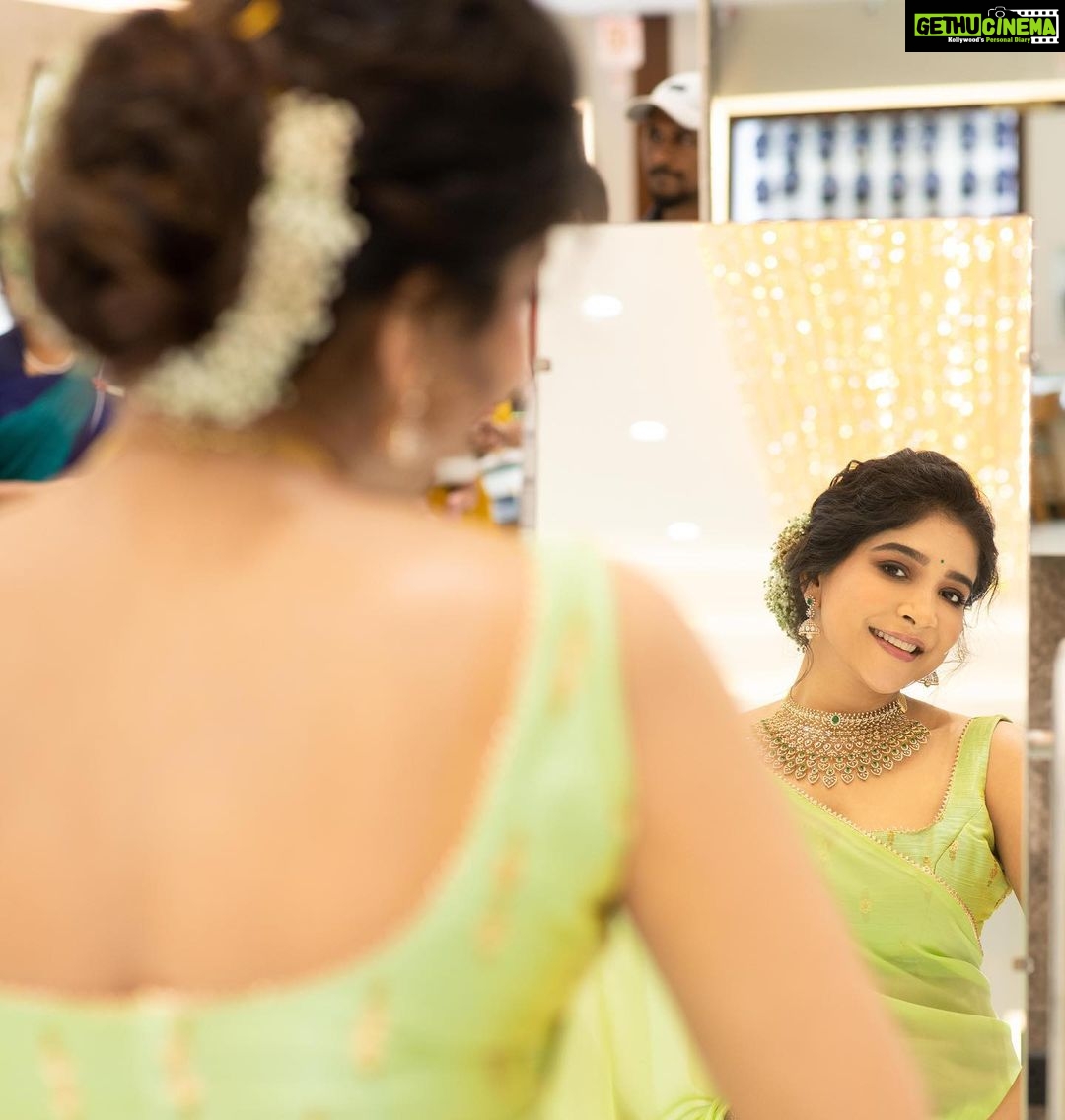Sakshi Agarwal Instagram - Last week na Radio City Namma Veetu Manamagal Contest ku Joy Alukkas poirndhe. Was so nice to try out their bridal collection and to see all the participants. Indha vaaramum Joy Alukkas le idhu nadakudhu. So if you are a bride to be and your wedding is around the corner then head to Joy Alukkas and get a chance to win your honeymoon. . @joyalukkas @radiocitytamil_ @radiocityindia @karthipalaniappan.photography . #joyallukas #radiocity Chennai, India