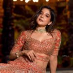 Sakshi Agarwal Instagram – Be who you are,
Not who the world wants you to be🔥
.

@murugeshmakeup_hair @malgudi_designs @sathyaphotography3 
@fineshinejewels 
@elementsoneastcoast 
.
#lehenga #princess #orangelehenga #backpose #sakshiagarwal #kollywood Chennai, India