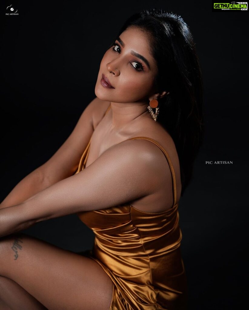 Sakshi Agarwal Instagram - I make my own CROWN I rule my own Kingdom✨ . Pic: @picartisan Hmua: @murugeshmakeup_hair @farhaa_makeupartist Styling : @samikshx . #goldengirl #goldgown #sassygirl #sakshiagarwal Chennai, India